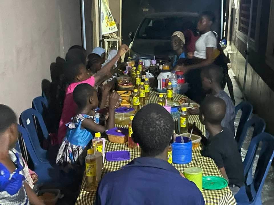 Meal distribution during outreach